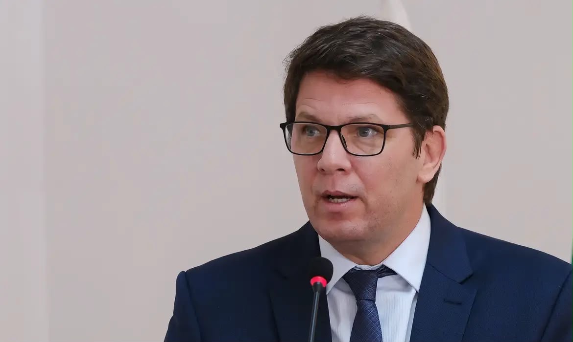 Mario Frias: Ex-assessora diz que dividia salários com deputado