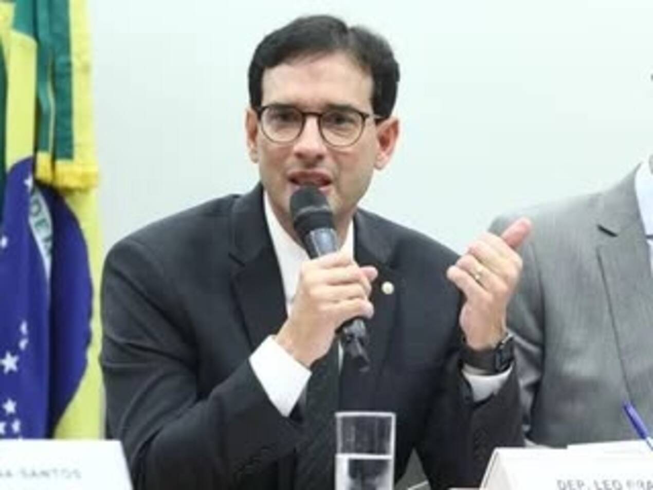Pedido de vista adia votação da PEC que acaba com a jornada 6 x 1