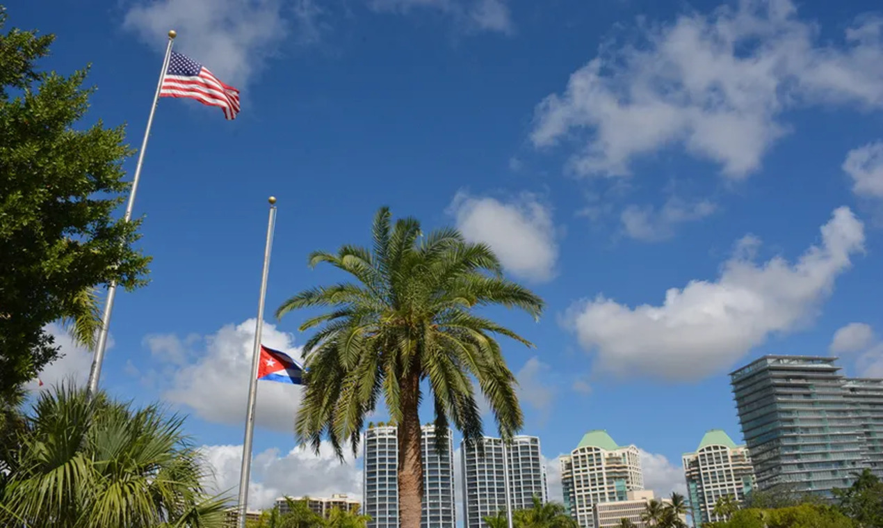 Exílados cubanos fazem ato em Miami após EUA indiciarem Raúl Castro